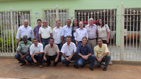 Equipe do CBHSF4 em frente ao novo escritório regional em Pompéu.